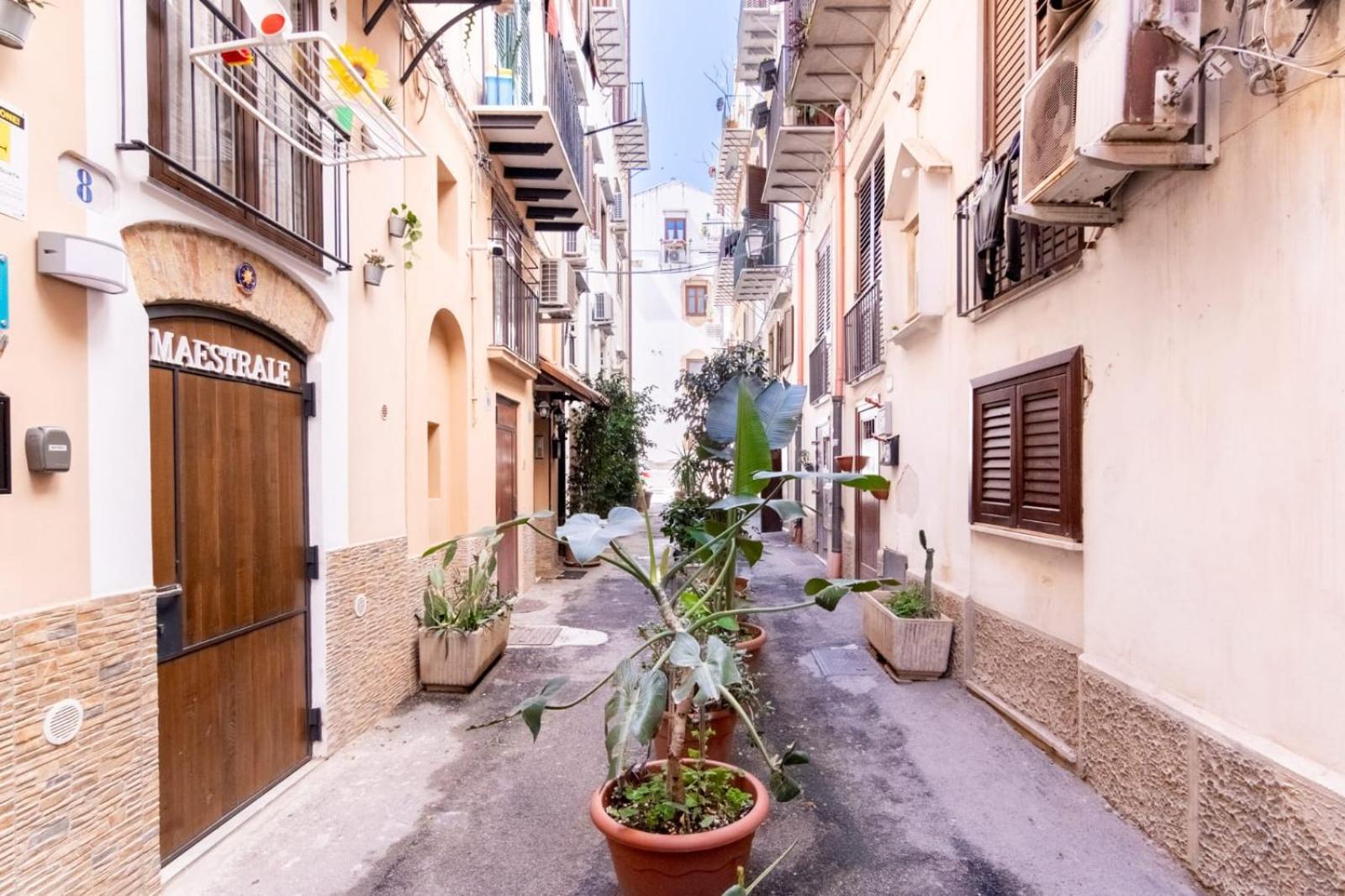 Talia - And Elegant In The Heart Of Pensión *